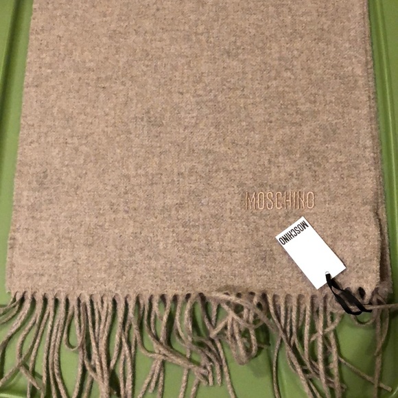 🎉Moschino merino wool fringed scarf - Picture 2 of 4